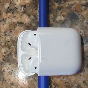 🎧 Apple AirPods (1st Generation)